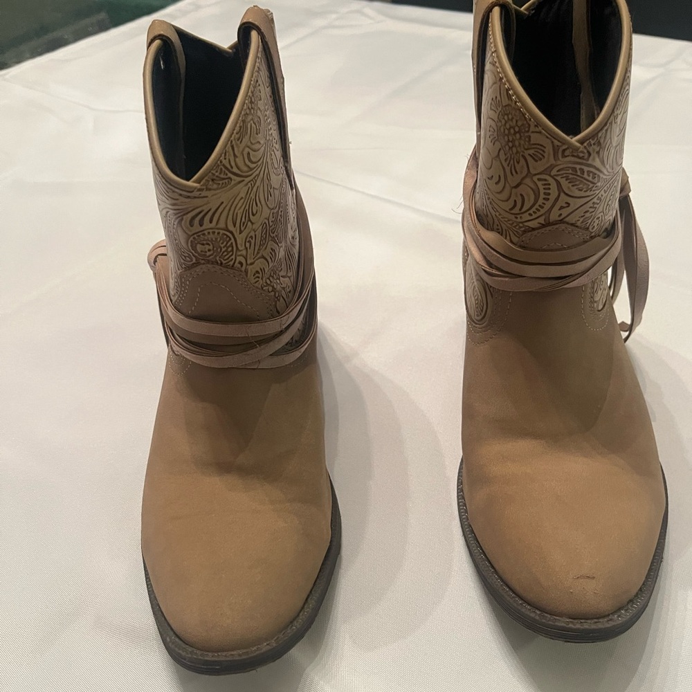 dingo Tan Women's Ankle Boots with Embossed Shaft